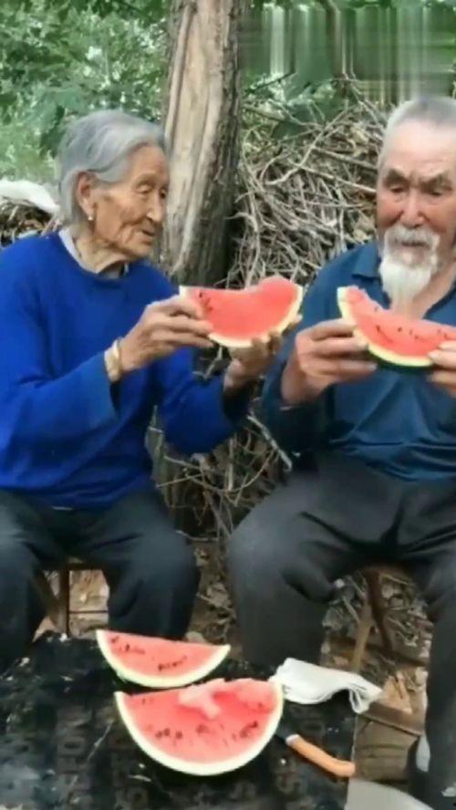 奶奶在吃瓜,瓜果飘香里的温馨时光