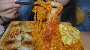 蛋瓜老师吃火鸡面,美味与健康的较量