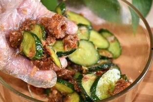 吃瓜吃的流口水