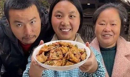 牛霸王夫妇吃瓜,一场甜蜜的吃瓜盛宴