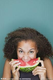 老年妇女吃瓜图片,夕阳无限好——老年妇女共享夏日清凉时光
