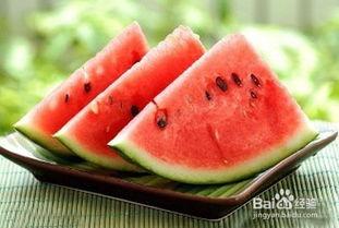 吃瓜要注意姿势,轻松享受夏日清凉时光