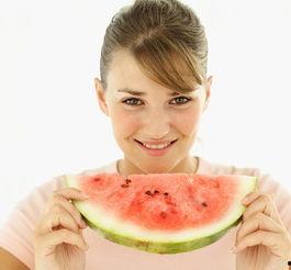 吃瓜要注意姿势,轻松享受夏日清凉时光