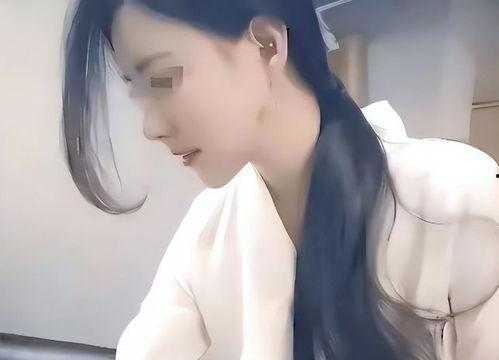 吃瓜情侣被偷拍歌唱,吃瓜情侣街头歌唱引围观