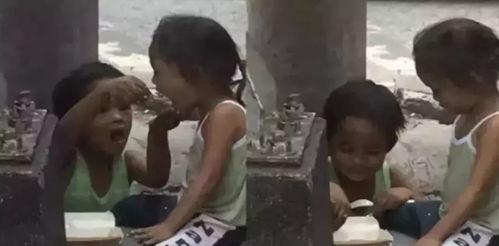 吃瓜情侣被偷拍歌唱,吃瓜情侣街头歌唱引围观